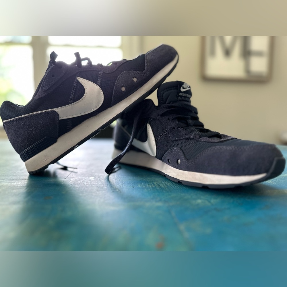 Men’s Nike Runners, navy blue size 10. Like new! Nice tread!